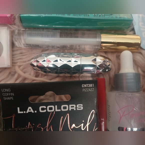 HUGE New NIB Make Up Press On False Nails Lashes And Face Serum FREE make Up Bag - Picture 4 of 13